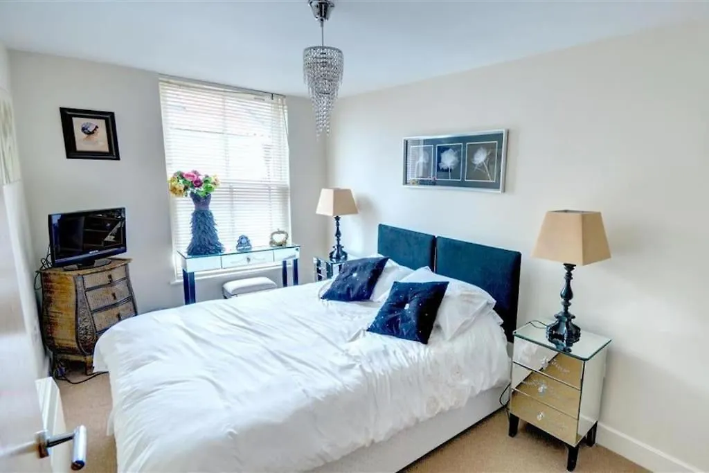 Stylish 2 Bed Apartment With Great Views 斯卡伯勒